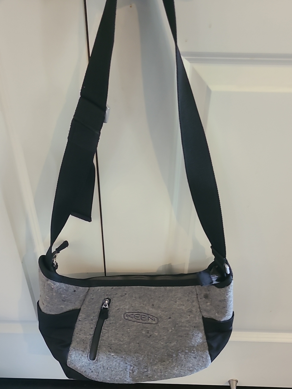 Keen Westport Crossbody Bag Adjustable Strap Multipocket Gray Black - Picture 1 of 4